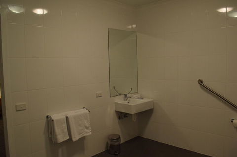 CROWN CENTRAL BUSINESS DISTRICT MOTEL - NO UNDER 18s - Accommodation Australia 39