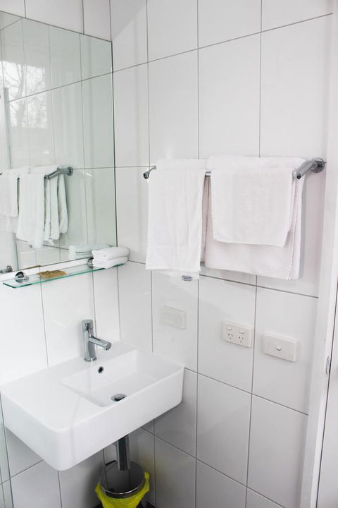 CROWN CENTRAL BUSINESS DISTRICT MOTEL - NO UNDER 18s - Accommodation Australia 42