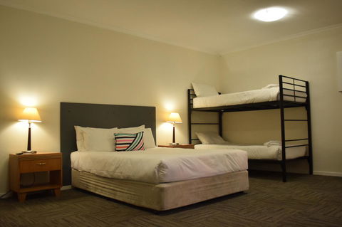 CROWN CENTRAL BUSINESS DISTRICT MOTEL - NO UNDER 18s - Accommodation Australia 40