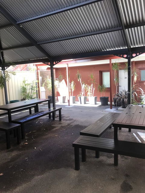 CROWN CENTRAL BUSINESS DISTRICT MOTEL - NO UNDER 18s - Accommodation Australia 16
