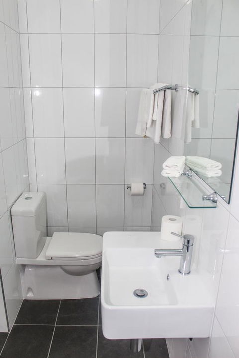 CROWN CENTRAL BUSINESS DISTRICT MOTEL - NO UNDER 18s - Accommodation Australia 17