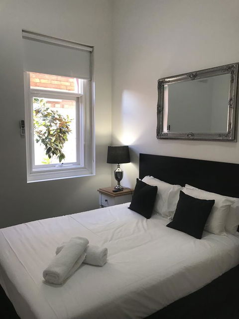 CROWN CENTRAL BUSINESS DISTRICT MOTEL - NO UNDER 18s - Accommodation Australia 18