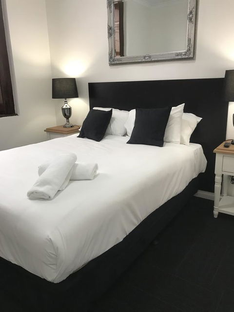 CROWN CENTRAL BUSINESS DISTRICT MOTEL - NO UNDER 18s - Accommodation Australia 19