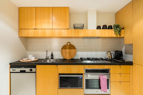 Auguste, Melbourne CBD Private Accommodation With Parking - Accommodation Australia 10