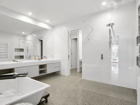 Lansdowne Villa - With Swimming Pool - Accommodation Australia 12