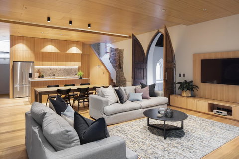 Converted Blue Stone Church - Bed n Breakfasts 11