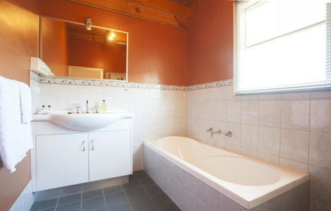 Beechworth Cedar Cottages - Accommodation Australia 11