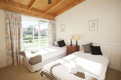 Beechworth Cedar Cottages - Accommodation Australia 10