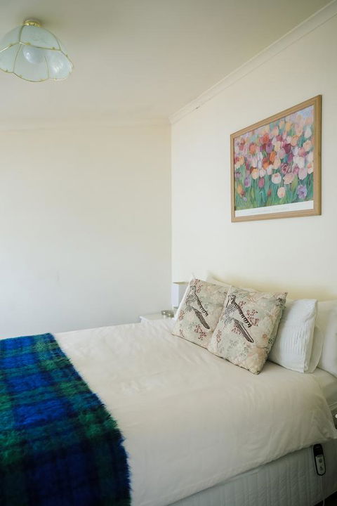 Miss Pym's Cottage - Australia Shopping 16