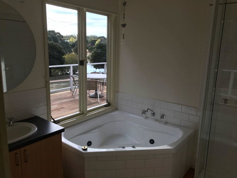 Lakeside Conti Villas - Australia Shopping 3