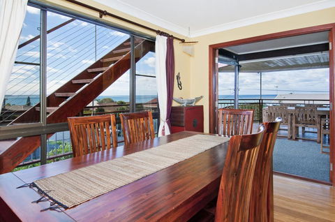 THE BOARDROOM ON BANKSIA - 11 Banksia Ave Bonny Hills - Accommodation Australia 2