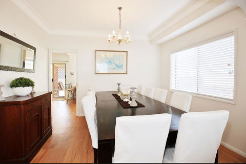 The Crescent - Pet Friendly - 1 Min To Beach - Accommodation Australia 3