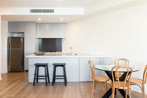 The Edge - Luxurious Waterfront Apartment - Accommodation Australia 2