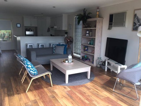 The Esplanade Holiday Home - Bed n Breakfasts 3