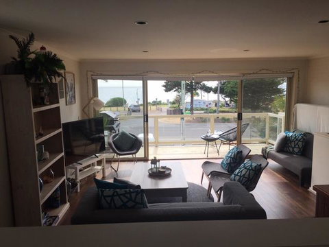 The Esplanade Holiday Home - Bed n Breakfasts 2