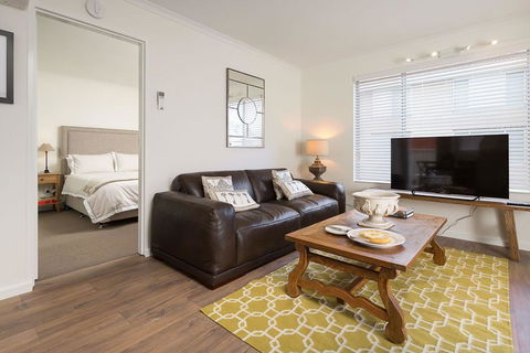 The Executive - Central & Sophisticated - Accommodation Australia 0