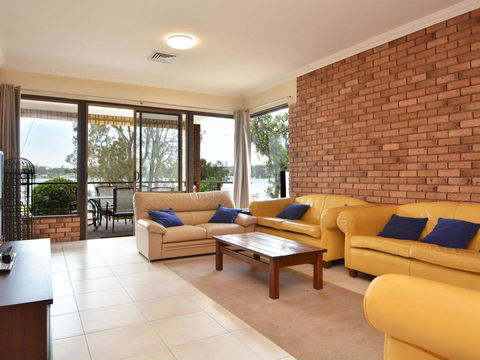 The House On The Lake @ Fishing Point, Lake Macquarie - Honestly Put The Line In And Catch Fish - Accommodation Australia 3