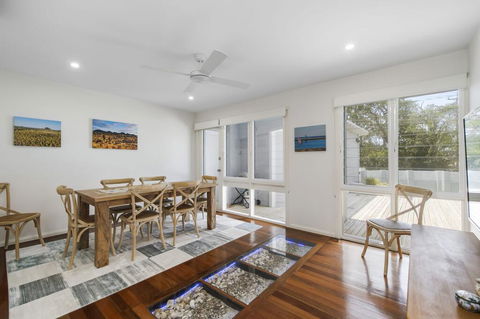 THE LAKE HOUSE - WiTH SWIMMING POOL - Accommodation Australia 1