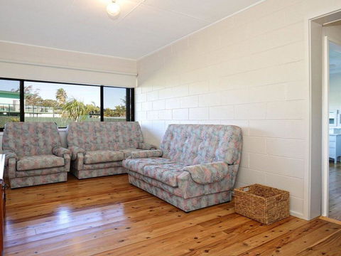 The Lobster Pot - Great Outdoor Eating Area - Accommodation Australia 3