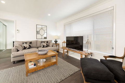 The Provincial - Central & Sophisticated - Accommodation Australia 0