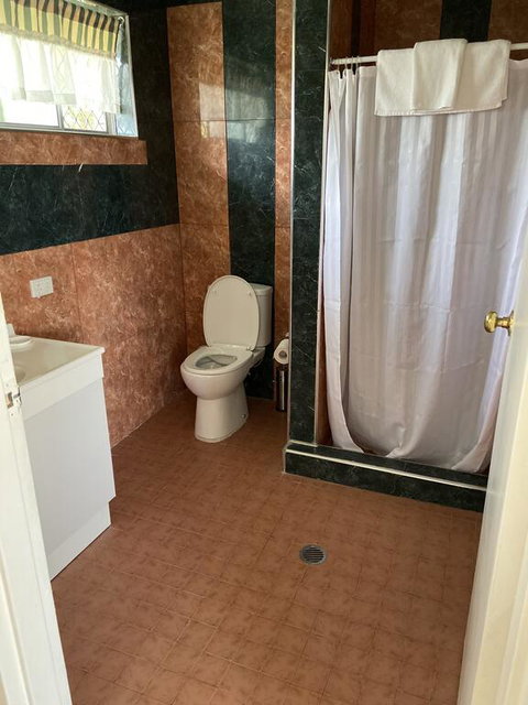 THE QUEENSLANDER MOTEL - Bed n Breakfasts 1