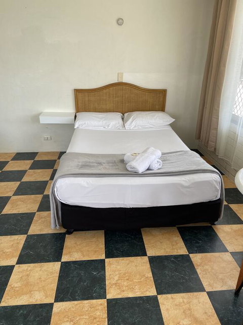 THE QUEENSLANDER MOTEL - Bed n Breakfasts 2