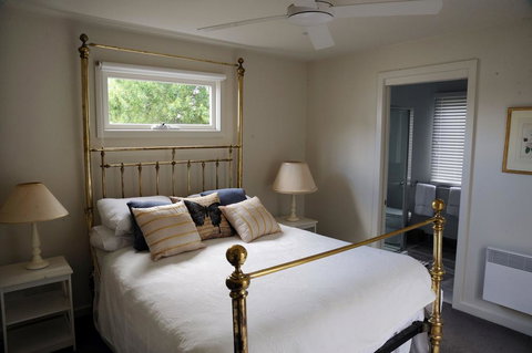 The Red Feather Inn - Australia Shopping 0