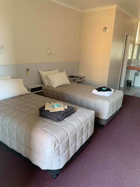 The Royal Motel - Australia Shopping 1