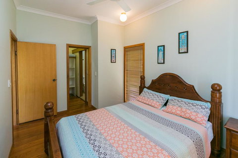 The Sun And The Sea In Hervey Bay - Australia Shopping 3