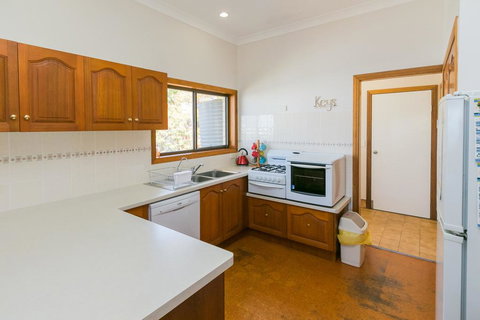 The Sun And The Sea In Hervey Bay - Australia Shopping 1