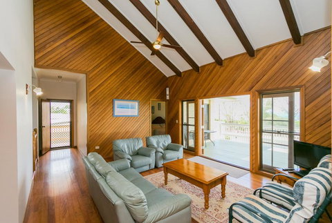 The Sun And The Sea In Hervey Bay - Australia Shopping 2