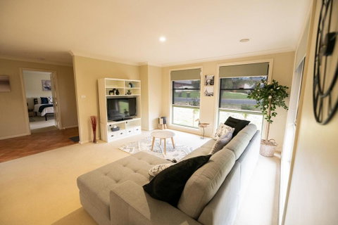 The Tinnock Entertainer Large & Comfy + Wifi - Accommodation Australia 1