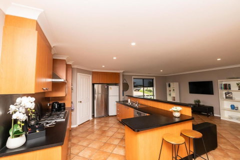 The Tinnock Entertainer Large & Comfy + Wifi - Accommodation Australia 3