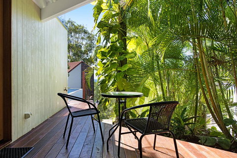 THE VIEW, TUGUN - 4 Bedrooms - Sea Views - Private Heated Pool - Accommodation Australia 3