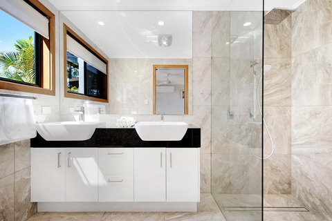 THE VIEW, TUGUN - 4 Bedrooms - Sea Views - Private Heated Pool - Accommodation Australia 2