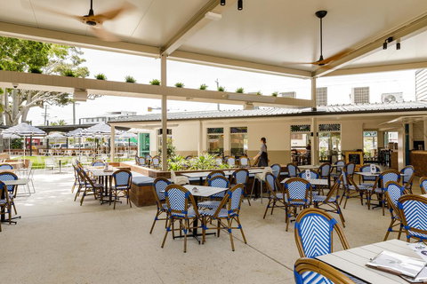 The Waterloo Bay Hotel - Australia Shopping 2