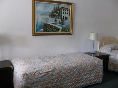 The Wayfarer Motel - Local Tourism 3