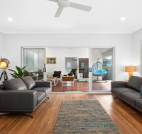 Three-Bed Family Entertainer Near Beach and Cafes - Local Tourism