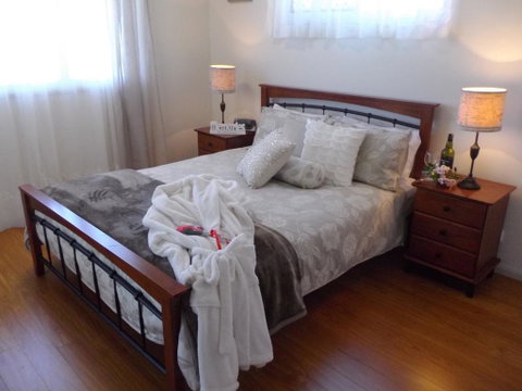 Tinaroo Sunset Retreat - Bed n Breakfasts 3