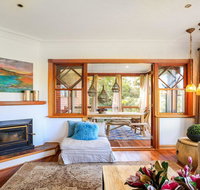 Treetops - elegant inviting designer cedar home - Accommodation Australia