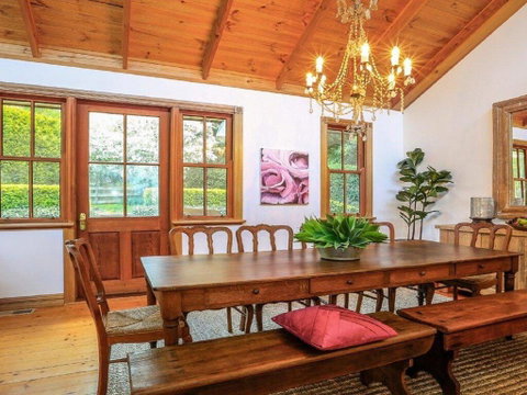 Treetops - Elegant, Inviting, Designer, Cedar Home - Accommodation Australia 3
