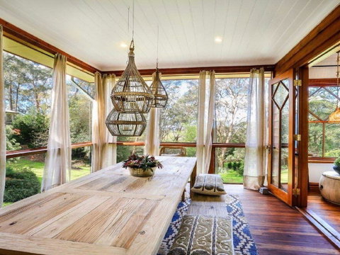 Treetops - Elegant, Inviting, Designer, Cedar Home - Accommodation Australia 1
