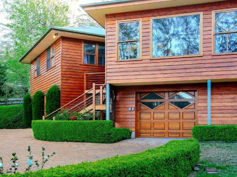Treetops - Elegant, Inviting, Designer, Cedar Home - Accommodation Australia 2