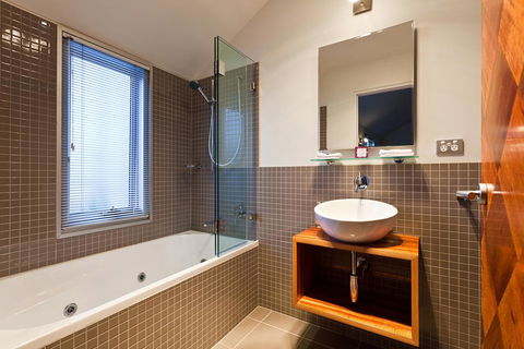 TWOFOURTWO Boutique Apartments - Local Tourism 2
