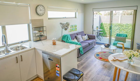 U201 Brunswick Living Brand New Deluxe Balcony Upper Floor Apartment Close To Airport And CBD - Accommodation Australia 0
