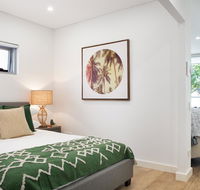 Ultra Modern Studio Suite with Balcony Near Shops - Accommodation Australia