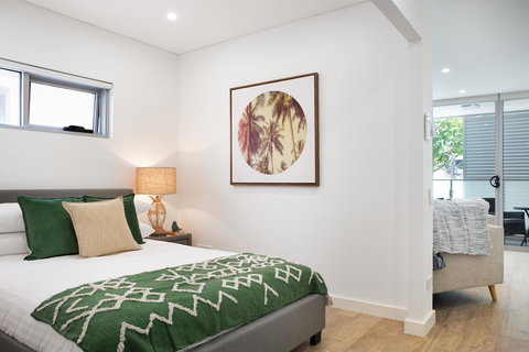 Ultra Modern Studio Suite With Balcony Near Shops - Bed n Breakfasts 0