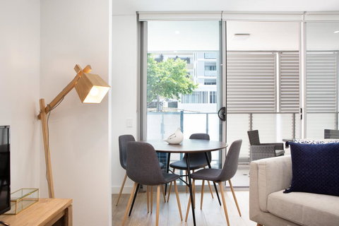 Ultra Modern Studio Suite With Balcony Near Shops - Bed n Breakfasts 2