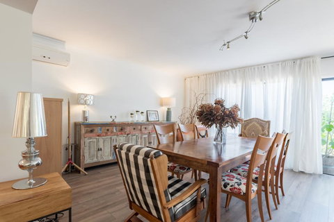 ULTRA SPACIOUS STYLISH HOME IN PRESTONS - SYDNEY - Bed n Breakfasts 1