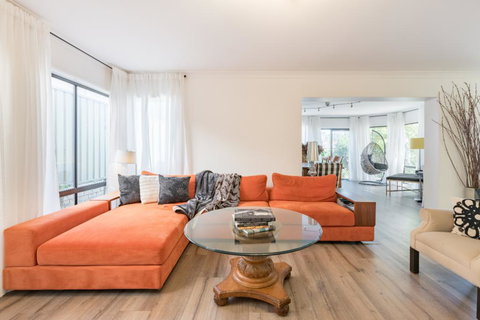 ULTRA SPACIOUS STYLISH HOME IN PRESTONS - SYDNEY - Bed n Breakfasts 0